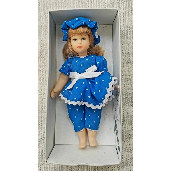 Boneca Knightsbridge Dolls, Porcelana, Rosto e Mãos Articuláveis em Biscuit Porcelana, Importada, Vestido Azul com Renda
