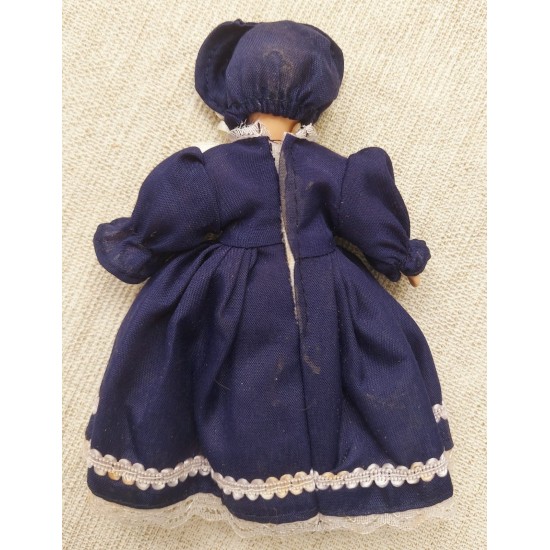 Boneca Knightsbridge Dolls, Porcelana, Rosto e Mãos Articuláveis em Biscuit Porcelana, Importada, Vestido Azul e Chapeu de Renda